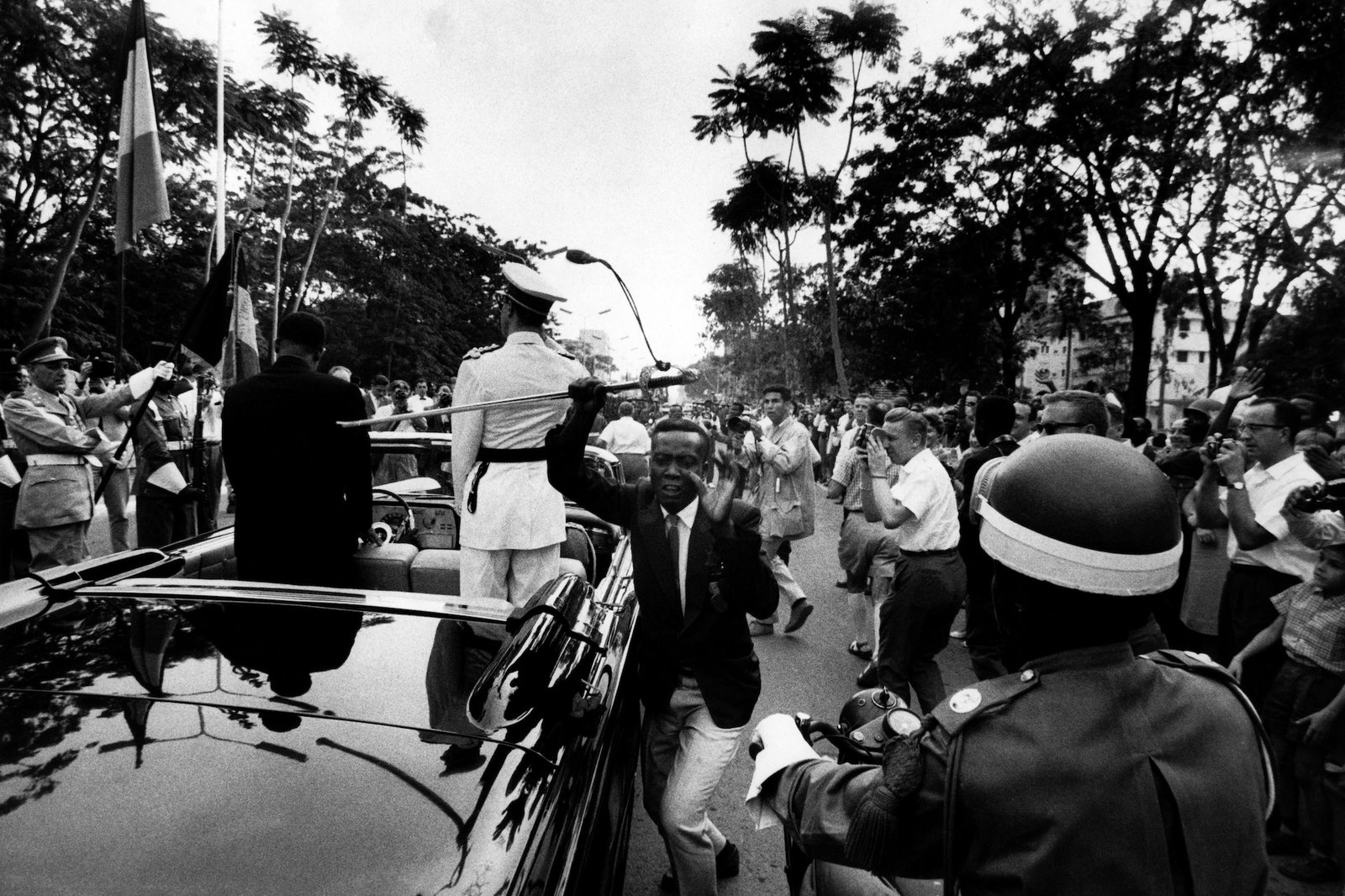 Ein Kongolese entreißt König Bauduin von Belgien den Degen, Afrika, Leopoldville 1960