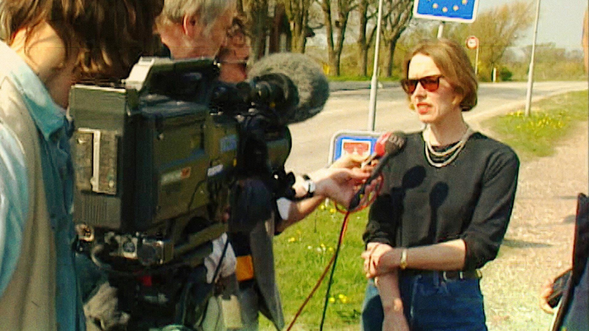 Photo 5 THE_LIGHT_Still_Fra_Film_Interview_Ved_Graensen_foto_Fredsskulptur_1995